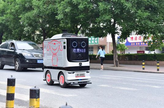 京东配送机器人走上北京街头
